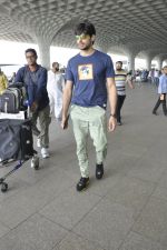 Sidharth Malhotra snapped at airport in Mumbai on 28th May 2016